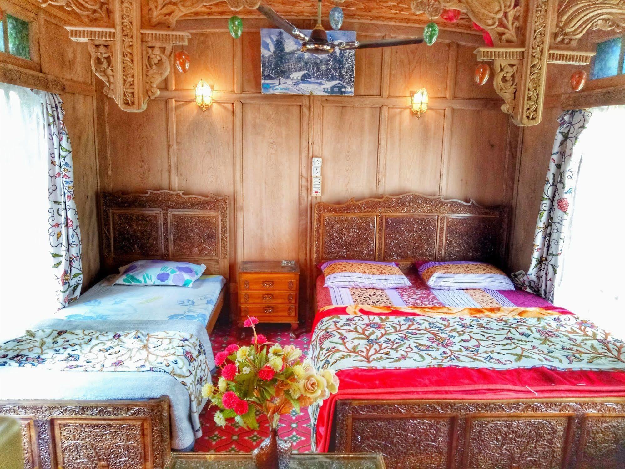 Hotel New Bul Bul Group Of Houseboats Srinagar Durgjan Exterior foto