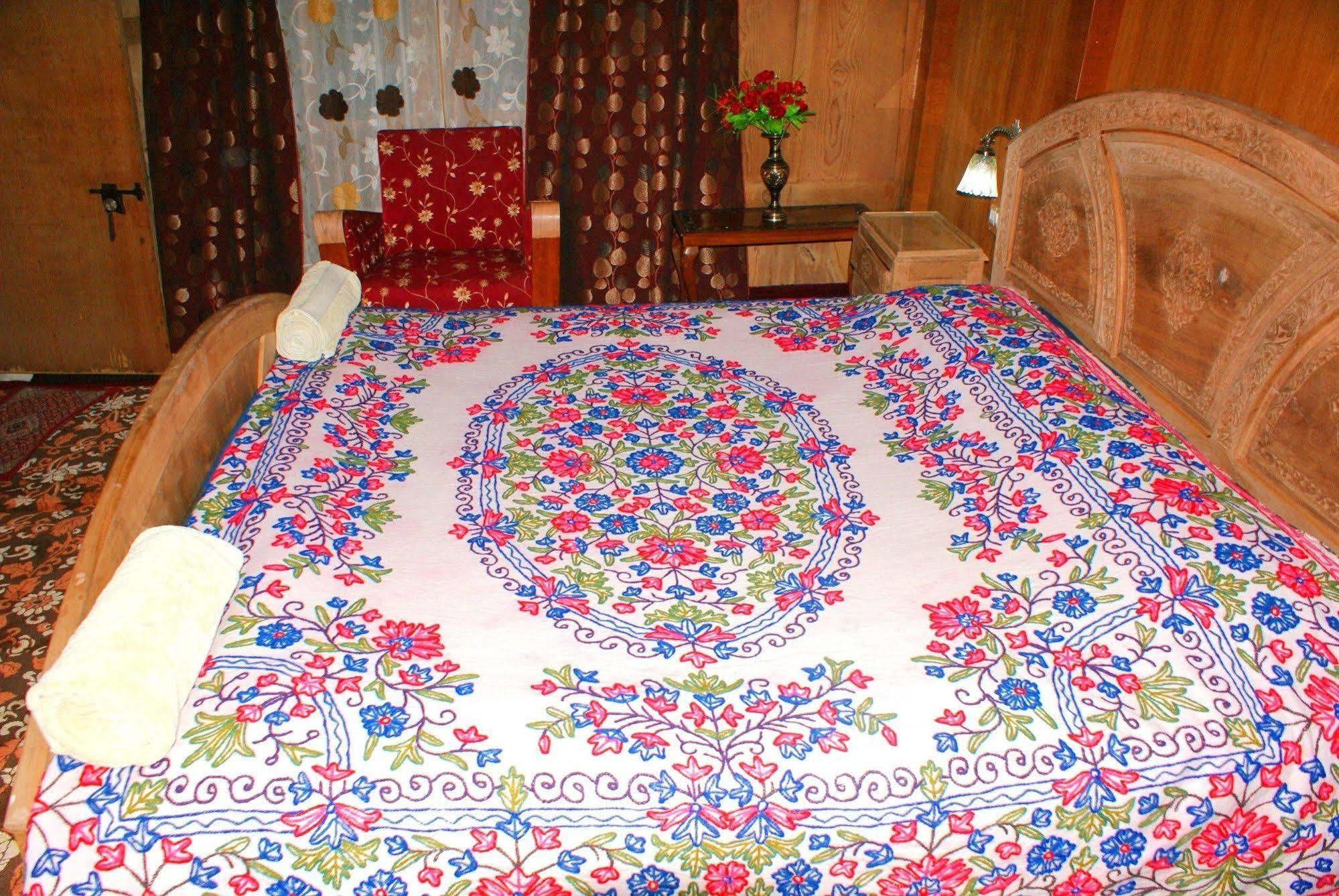 Hotel New Bul Bul Group Of Houseboats Srinagar Durgjan Exterior foto