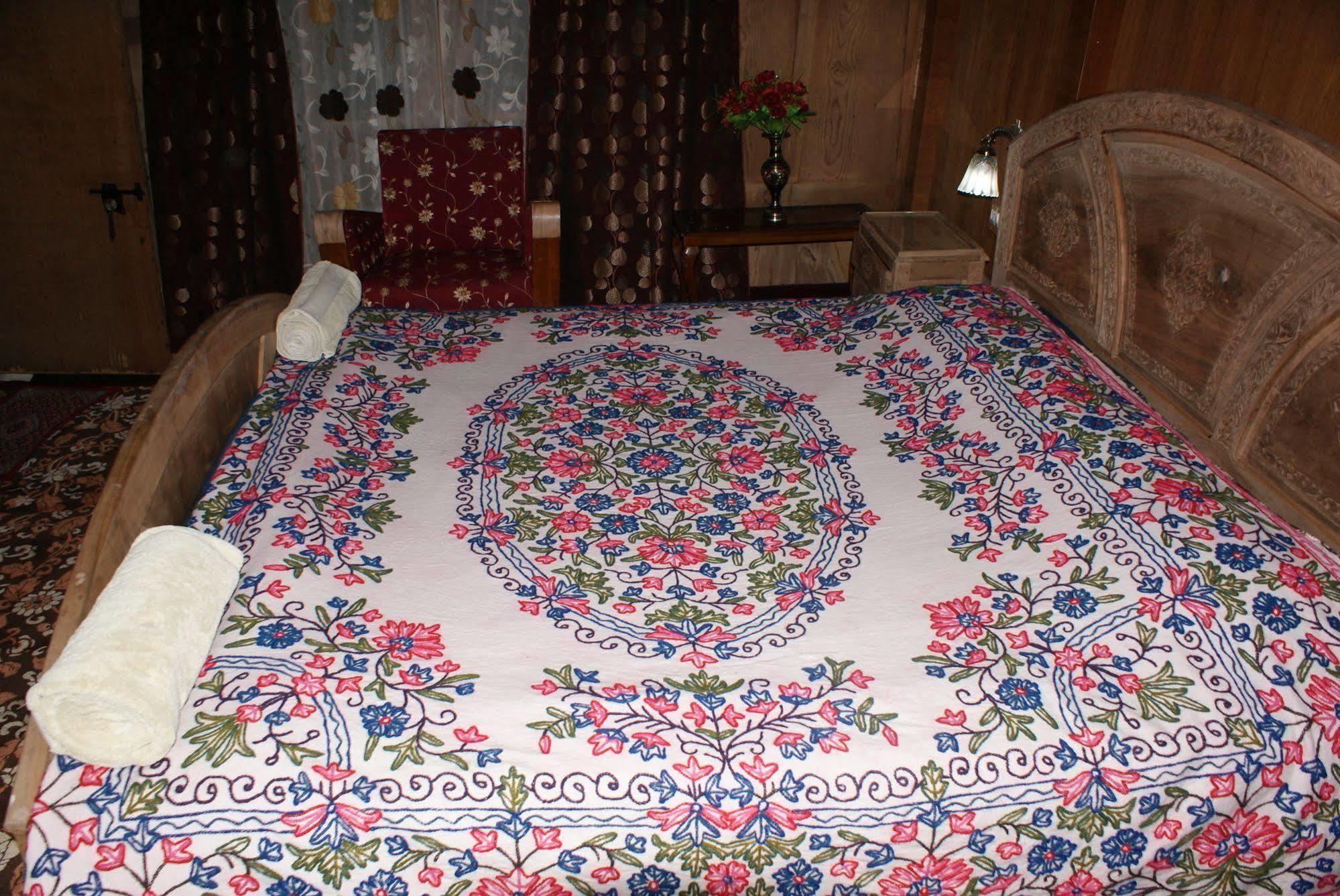 Hotel New Bul Bul Group Of Houseboats Srinagar Durgjan Exterior foto