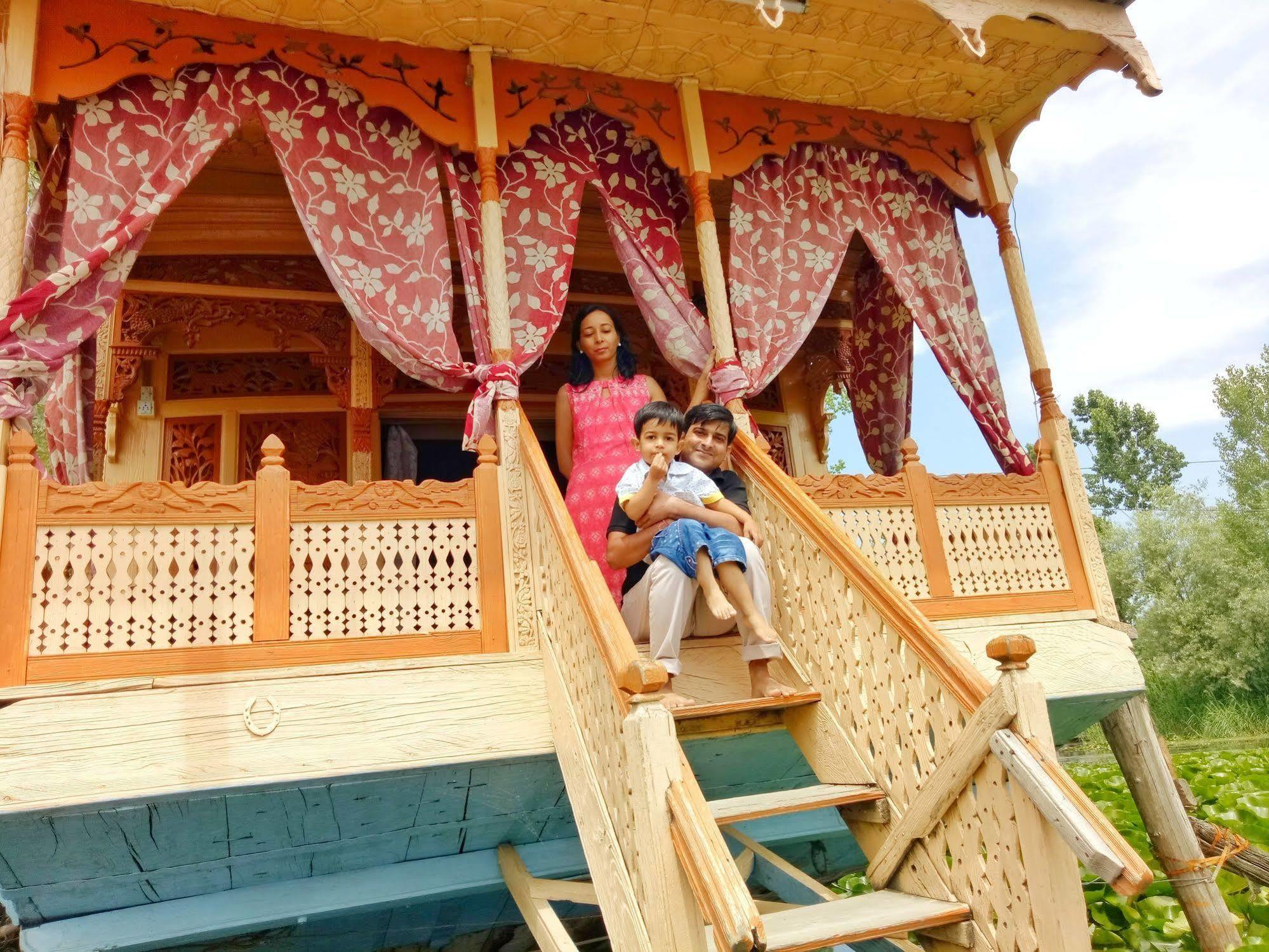Hotel New Bul Bul Group Of Houseboats Srinagar Durgjan Exterior foto